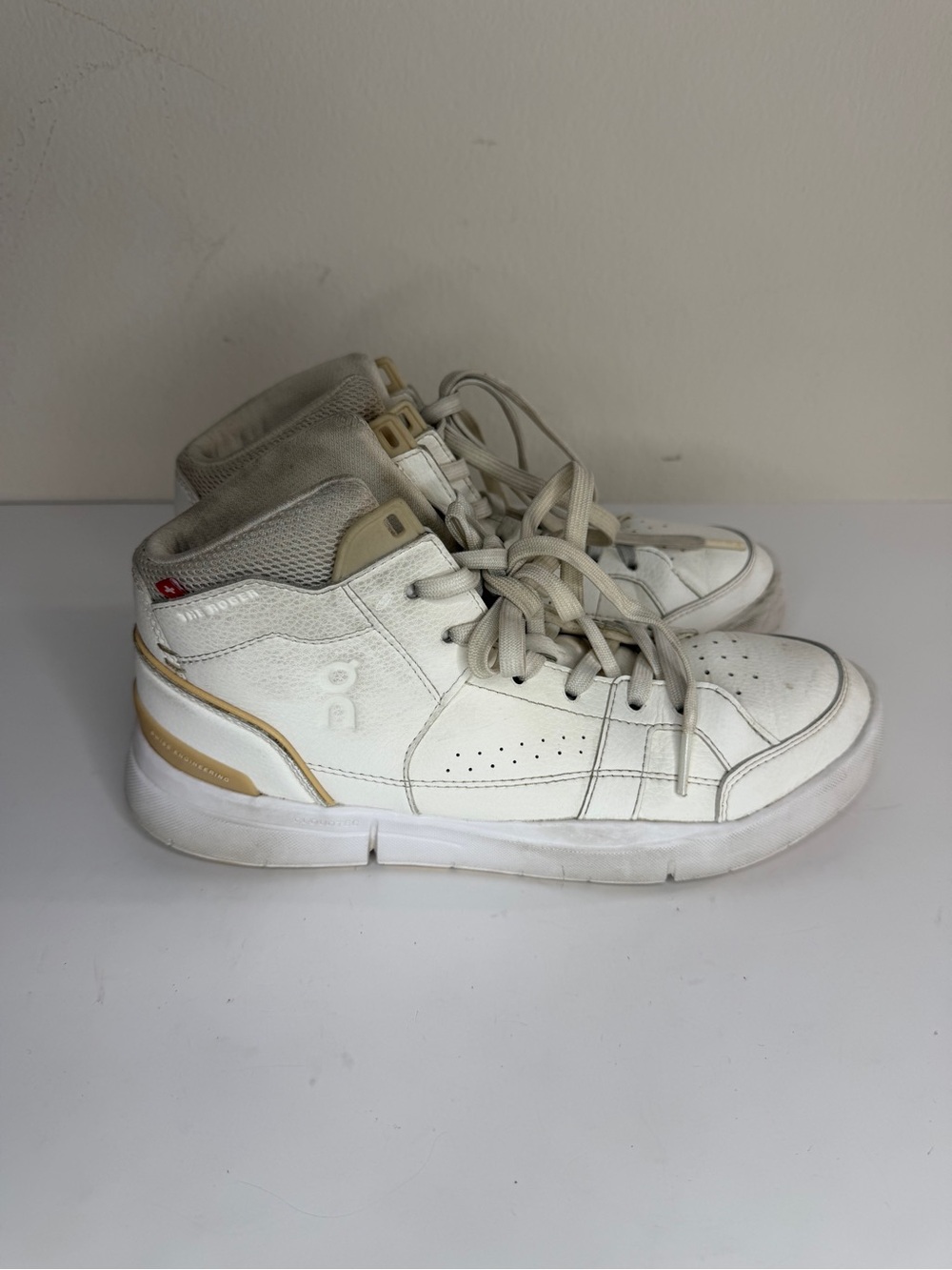 On Cloud The Roger Clubhouse Mid Women’s Size 7.5 Beige/white